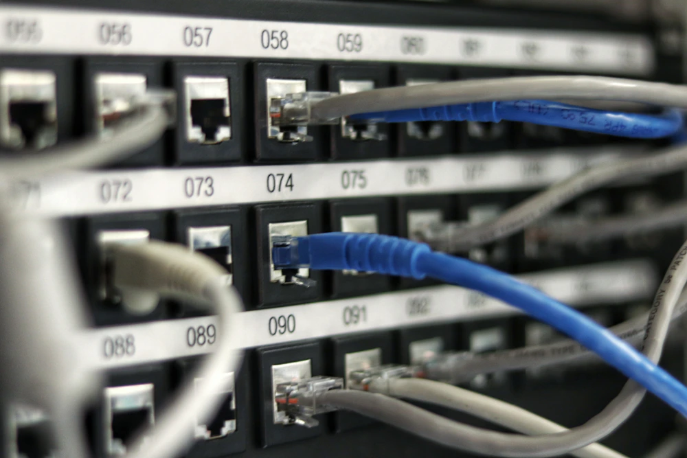 Infraestrutura de rede noturna com fibras ópticas conectadas